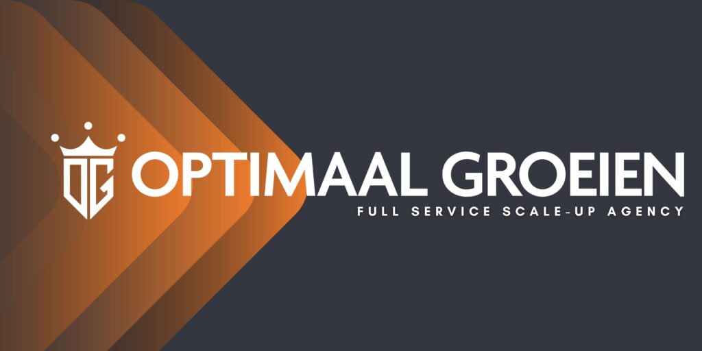 Logo van 'optimaal groeien', een full-service scale-upbureau, met een embleem met een kroon- en schildmotief, tegen een tweekleurige oranje en grijze achtergrond.