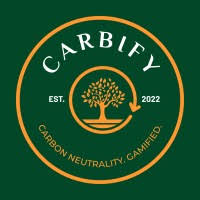 Groen cirkelvormig logo met een boom in het midden, omgeven door een gouden omtrek. Bovenaan staat de tekst "CARBIFY", aan de zijkanten "EST. 2022" en onderaan "CARBON NEUTRALITY. GAMIFIED". De boom is omgeven door een pijl.